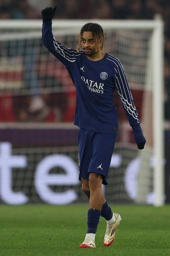 Dembelé se pasea en Stuttgart y el PSG jugará por los octavos de Champions