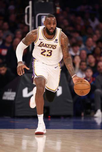 Curry anota 60 puntos pero Warriors caen en Atlanta; Lakers frenan racha de Knicks