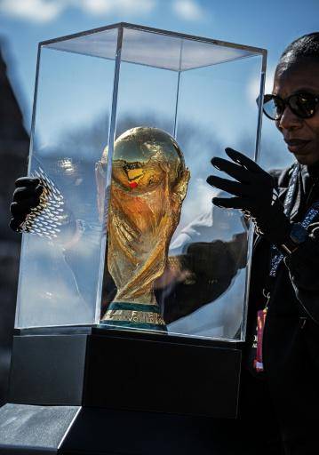 El trofeo del Mundial de fútbol visita Chichén Itzá, cuna del juego de pelota maya