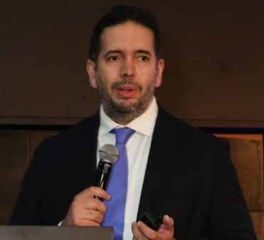 Cuestionan ley que indemniza por daños al caer en huecos