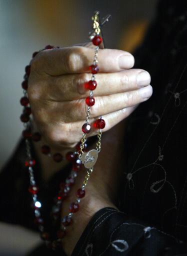 Una cristiana reza con un rosario el 3 de abril de 2005 en una iglesia caldea de Bagdad