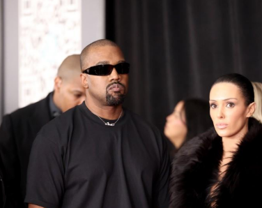AFP | Kanye West y Bianca Censori en los Grammy de 2025.
