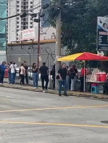 Puestos de comida obstruyen las aceras