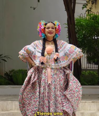 Ml | La cantante Kiara Pérez luce una montuna santeña.