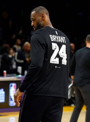 Los Lakers caen ante Nuggets tras revelar la estatua en honor a Kobe Bryant