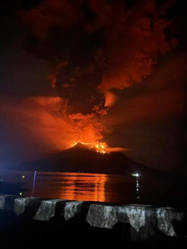 Cientos de evacuados por la erupción de un volcán en Indonesia