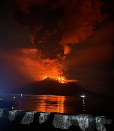 El volcán del monte Ruang expulsa lava y humo el 17 de abril de 2024 en las islas Sangihe, en la provincia de Célebes Septentrional (Indonesia)