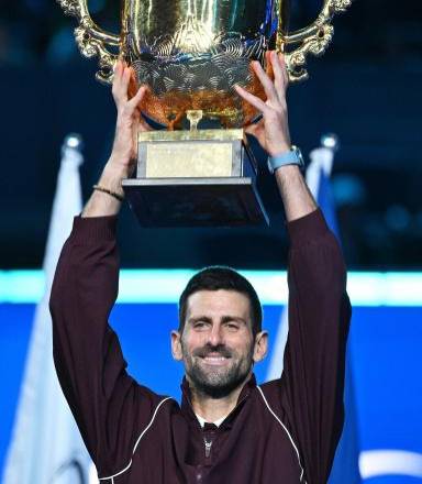 Novak Djokovic levanta el trofeo de campeón del torneo ATP 500 de Pekín tras vencer en la final al australiano Alex de Miñaur, en la capital china el 6 de octubre de 2026