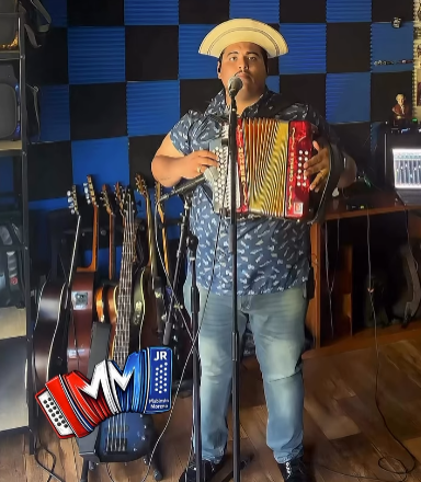 ML | El acordeonista Adonis “Mabisín” Moreno durante un ensayo.