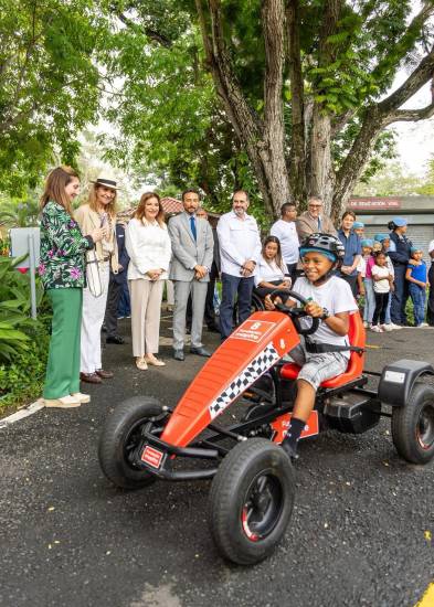 La Infanta Elena de España recorre el Parque Omar junto a la Primera Dama