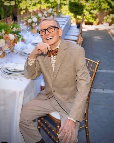 Bob Mackie, diseñador de las estrellas, muere a los 87 años