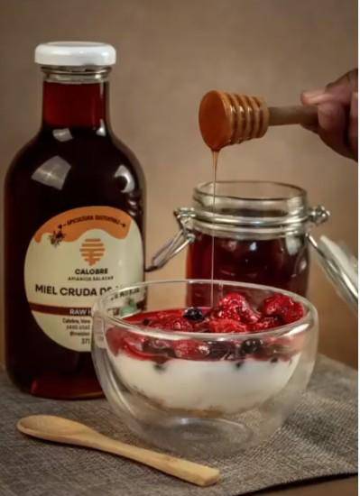 Miel cruda, de la colmena a la mesa: El emprendimiento que apuesta por lo natural