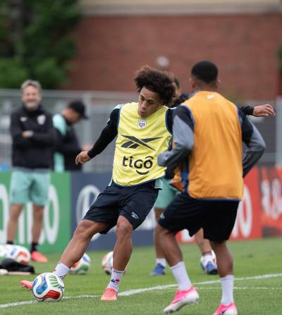 Cortesía FEpafut | El mediocampista Adalberto Carrasquilla (c) en una sesión e entrenamiento.
