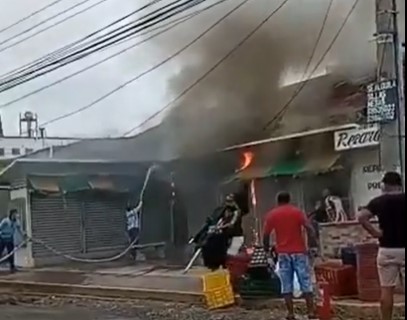 Bomberos apagan incendio dentro de local comercial en La Chorrera