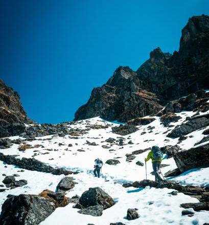 El escalador australiano Oliver Foran (drcha.), en el Paso de Hurhure, en el Parque Nacional Makalu Barun de Nepal, en una imagen del 20 de abril de 2026