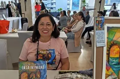 “En la intimidad” es el nuevo libro de poesía de la autora Doris Sánchez de Polanco.