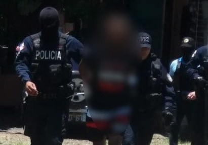 Capturan a dos pandilleros con un rifle de mira telescópica en Panamá