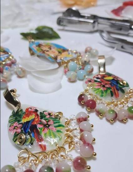 Artesana panameña transforma escamas de pescado en alta joyería tradicional
