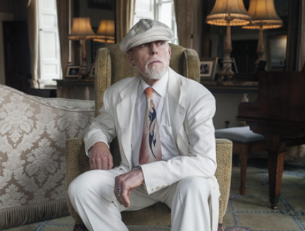 el diseñador de moda Antony Price. Foto: @EmmaPeel_Knight