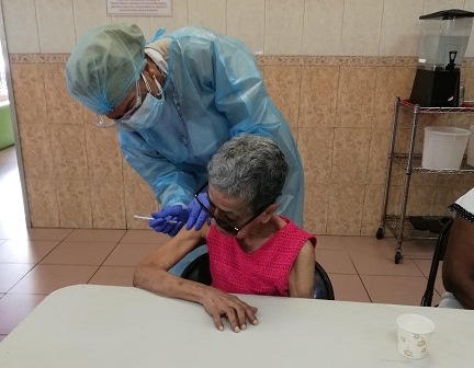 Vacunan a residentes de hogar de ancianos en El Chorrillo