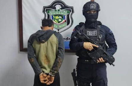 ML | Una persona arrestada junto con un agente de la Policía.