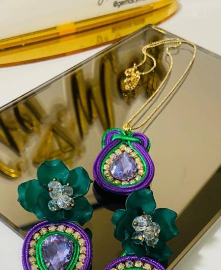 Aretes y collares, emprendimiento que resalta la belleza femenina