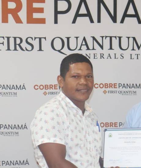 Cobre Panamá gradúa a 47 nuevos expertos en carpintería y fontanería