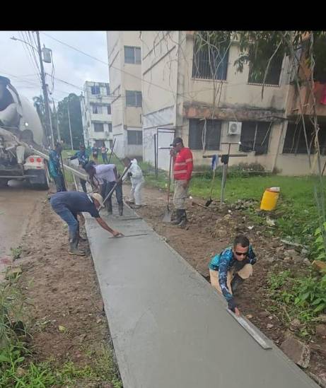 Alcaldía construye nuevas aceras y accesos peatonales en Campo Lindbergh