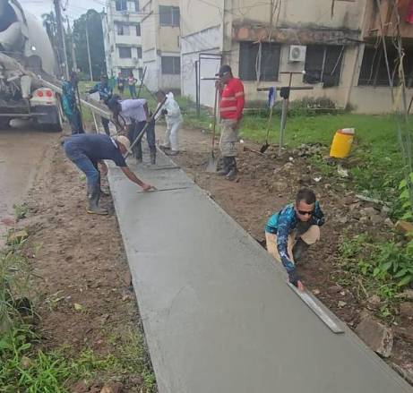 Alcaldía construye nuevas aceras y accesos peatonales en Campo Lindbergh