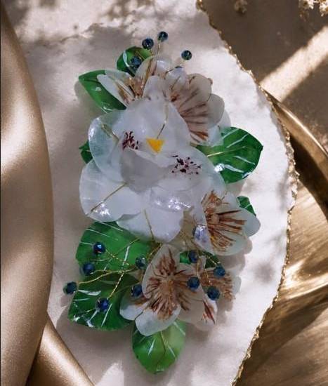 Artesana panameña transforma escamas de pescado en alta joyería tradicional