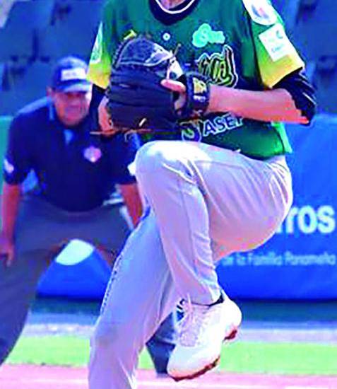 Ofensiva vence al picheo en béisbol juvenil