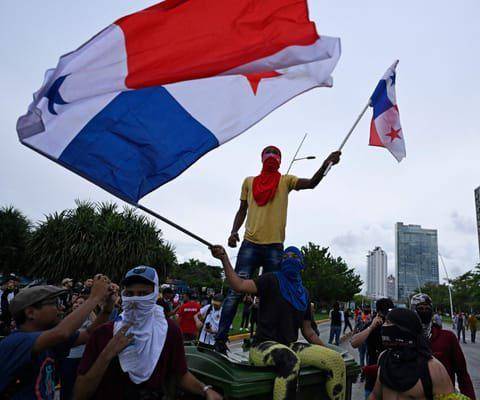 ML | Personas con capuchas durante protestas en la Ciudad de Panamá.