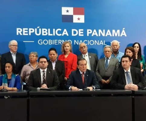 Presidente de Panamá advierte contra enfrentamiento social por reformas
