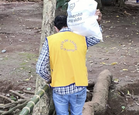 Club de Leones apoya con entrega de bolsas de comida en David