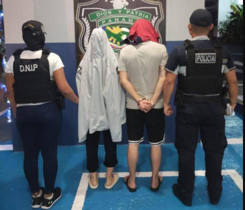 Cortesía | Unidades de la Policía Nacional con los aprehendidos.