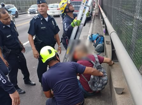 Rescatan a hombre que amenazaba con tirarse del Puente de Las Américas