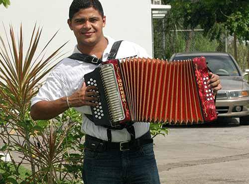 Abdiel Núñez: Enamora a generaciones