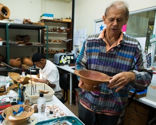 Expertos restauran las cerámicas prehispánicas