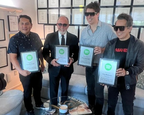 Los Rabanes alcanzan los 50 millones de streaming en Spotify y Emilio Estefan les entregó la distinción