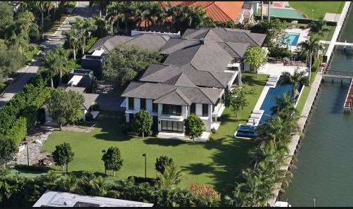 La mansión donde vivió Enrique Iglesia en Miami a la venta por 18,5 millones