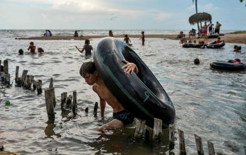 El derecho a la playa de los cubanos, afectado por el turismo y el transporte