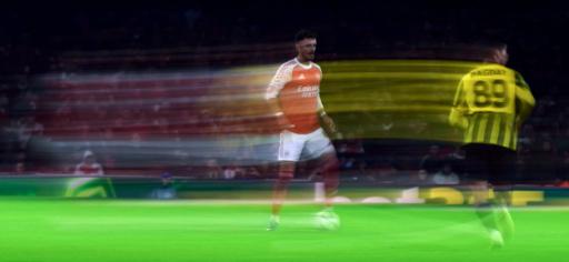 El defensa del Arsenal Ben White (centro) controla la pelota durante el partido de Liga de Campeones contra el Kairat Almaty, en el Emirates Stadium, en el norte de Londres, el 28 de enero de 2026