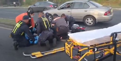 ML | Personal de la Policía Nacional atiende a una persona en la vía.