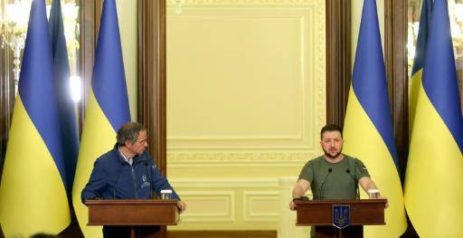 El presidente de Ucrania, Volodimir Zelenski (drcha.), se reúne en Kiev con el director del Organismo Internacional de la Energía Atómica, Rafael Grossi, el 26 de abril de 2022