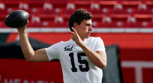 Fernando Mendoza, de los California Golden Bears, lanza un pase durante el calentamiento previo a su partido contra los Utah Utes en el estadio Rice-Eccles el 14 de octubre de 2023 en Salt Lake City, Utah