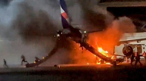 Evacúan a 169 pasajeros tras un incendio cerca del avión en un aeropuerto de Brasil