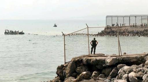 Una imagen tomada de un vídeo de la AFP muestra a migrantes nadando en el mar para llegar a la costa de Ceuta, el 30 de julio de 2026 en esa ciudad española al norte de África