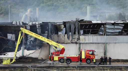 Los bomberos intentan extinguir un incendio en un almacén de la compañía Safe, en la zona industrial de Gandrange, en el departamento de Mosela, en el noreste de Francia, el 2 de agosto de 2026
