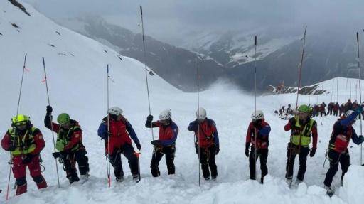 Unos socorristas buscan a víctimas de la avalancha de nieve en el Valle Ridanna, en el Alto Adige, Italia, el 21 de marzo de 2026