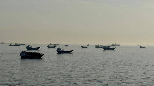 Varios barcos permanecen anclados en el estrecho de Ormuz frente al puerto de la ciudad de Jasab, en Omán, el 17 de mayo de 2026